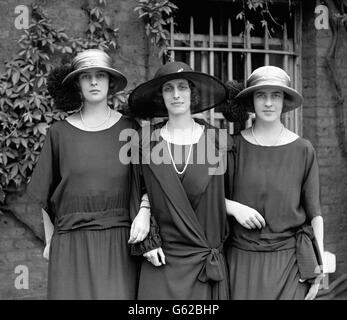 Lady Louise Mountbatten mit Prinzessin Theodora von Griechenland (links) und Prinzessin Margarita von Griechenland (rechts), Töchtern von Prinz Andreas von Griechenland und Dänemark und Schwestern des Herzogs von Edinburgh. Stockfoto