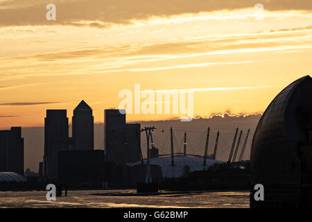 Ein allgemeiner Blick auf den Sonnenuntergang über der Thames Barrier im Südosten Londons. Stockfoto