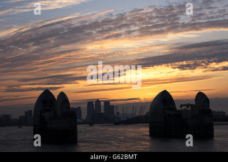 Ein allgemeiner Blick auf den Sonnenuntergang über der Thames Barrier im Südosten Londons. Stockfoto