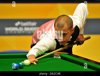 Barry Hawkins in Aktion während seiner zweiten Runde gegen Mark Selby während der Betfair World Championships im Crucible, Sheffield. Stockfoto