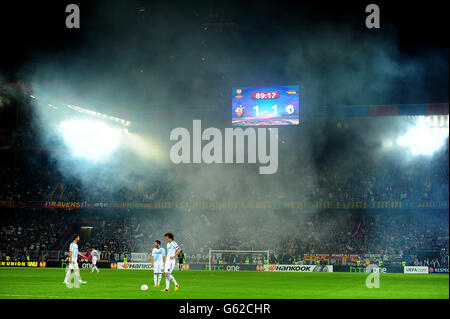 Fußball - UEFA Europa League - Halbfinale - Erstes Bein - FC Basel - Chelsea - St Jakob-Park. Allgemeine Ansicht, während sich Chelsea auf den Start nach dem Ausgleich in Basel vorbereitet Stockfoto