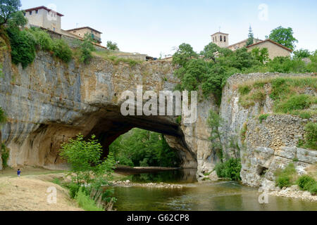 Europa, Spanien, Kastilien & Leon, Puentedey. Puentedey Dorf, die Brücke des Gottes (Puente de Dios) natürlichen Felsbogen, San Pelayo Kirche und Fluss Nela Stockfoto