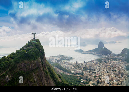 UNESCO Weltkulturerbe Landschaft von Rio De Janeiro, mit Christus die Erlöser (Cristo Redentor)-Statue auf dem Corcovado und Zuckerhut Stockfoto