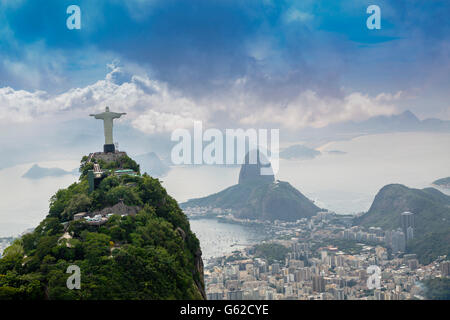 UNESCO World Heritage Listed Landschaft von Rio De Janeiro, mit Christus der Erlöser (Cristo Redentor) Statue und Corcovado Stockfoto