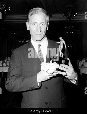 Bobby Charlton, der Stürmer von Manchester United und England, der im jährlichen Wahlgang des Football Writer's Association zum Fußballer des Jahres gewählt wurde, abgebildet mit der Trophäe. Stockfoto