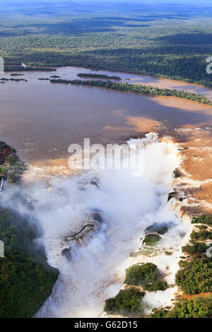 Luftbild von der Teufelskehle an die Iguaçu-Wasserfälle an der Grenze zu Brasilien und Argentinien Stockfoto