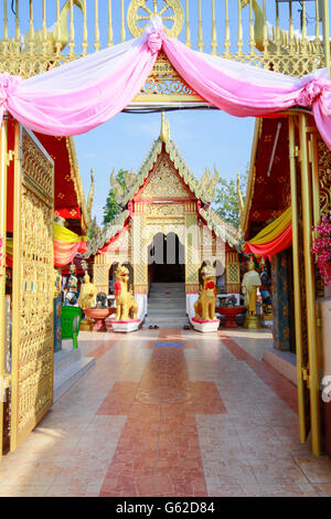 Hauptbot (Tempel Gebetshalle) im Wat Phra That Doi Kham (Tempel des Goldenen Berges), einem buddhistischen Tempel in Chiang Mai, Thailand Stockfoto