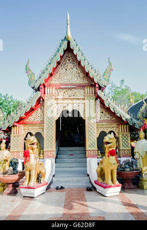 Hauptbot (Tempel Gebetshalle) im Wat Phra That Doi Kham (Tempel des Goldenen Berges), einem buddhistischen Tempel in Chiang Mai, Thailand Stockfoto