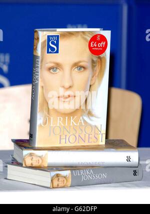 Ulrika Jonssons neues Buch „Honest“ wird im WH Smiths Brent Cross Shopping Center, NW4, ausgestellt, wo der Star an einer Buchunterschrift teilnehmen wird. Stockfoto