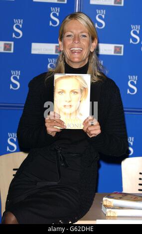 TV-Moderatorin Ulrika Jonsson hält eine Kopie ihres neuen Buches „Honest“ während einer Fotoanfertigung im WH Smiths, im Brent Cross Shopping Center. Stockfoto