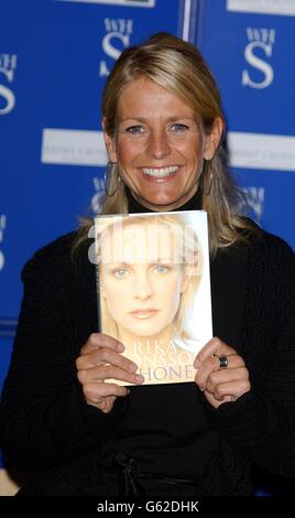 TV-Moderatorin Ulrika Jonsson hält eine Kopie ihres neuen Buches „Honest“ während einer Fotoanfertigung im WH Smiths, im Brent Cross Shopping Center. Stockfoto