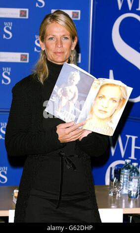 TV-Moderatorin Ulrika Jonsson hält eine Kopie ihres neuen Buches „Honest“ während einer Fotoanfertigung im WH Smiths, im Brent Cross Shopping Center. Stockfoto