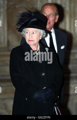 Königin Elizabeth II., begleitet von ihrem Mann, dem Herzog von Edinburgh, kam in der St. Paul's Cathedral in London zu einem Gedenkdienst für die Opfer des Bombenanschlags von Bali an. * Hunderte von Trauernden, überwiegend Australier, versammelten sich mehr als eine Stunde vor dem 17:00 Uhr-Gottesdienst, um ihre Ehre zu erweisen. Stockfoto