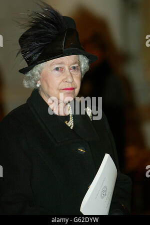 Königin Elizabeth II. Verließ die St. Paul's Cathedral in London, nachdem sie an einem Gedenkdienst für die Opfer des Bombenanschlags von Bali teilgenommen hatte. Hunderte von Trauernden, überwiegend Australier, versammelten sich, um ihren Respekt zu zollen. * mehr als eine Stunde vor dem 17:00 Uhr Abend Service. 01/11/02 Ein Gespräch zwischen der Königin und dem Prinz von Wales in der königlichen Limousine auf dem Weg zum Dienst führte zum Freispruch, von Butler Paul Burrell. Die Königin und der Prinz waren auf dem Weg zur St. Paul's Cathedral im Zentrum von London, um am vergangenen Freitag den Gedenkgottesdienst für die Opfer des Bombenanschlags von Bali zu feiern. Während eines Stockfoto