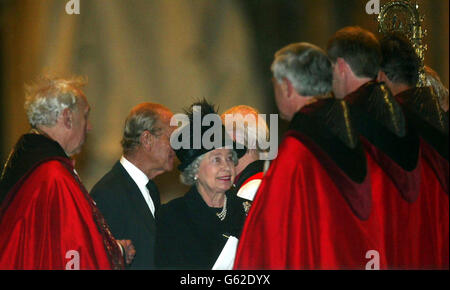 Königin Elizabeth II., begleitet von ihrem Mann, dem Herzog von Edinburgh (2. Links), spricht mit Mitgliedern des Klerus nach einem Gedenkgottesdienst zu Ehren der Toten bei den Bombenanschlägen auf Bali in der St. Paul's Cathedral in London. * der vom australischen Hochkommissar geleitete Gedenkgottesdienst wurde in St. Paul's abgehalten, um an die Opfer zu erinnern, die am 12. Oktober bei den Anstürmen auf der indonesischen Insel Bali ums Leben kamen. Die Mehrheit der Trauernden waren Australier und Freunde und Verwandte der 11 Briten, die bei dem Angriff ums Leben kamen. Stockfoto