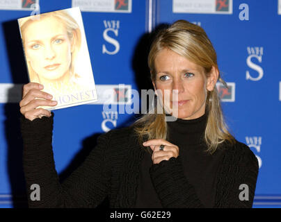 TV-Moderatorin Ulrika Jonsson hält eine Kopie ihres neuen Buches „Honest“ während einer Fotoanfertigung im WH Smiths, im Brent Cross Shopping Center. Stockfoto