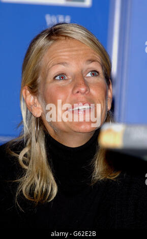 TV-Moderatorin Ulrika Jonsson während eines Fotoalles für das neue Buch „Honest“ im WH Smiths im Brent Cross Shopping Center. Stockfoto