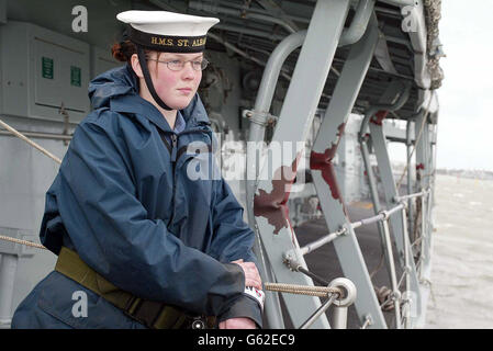 Besatzungsmitglied Kim Davidson, 18, versah die an Bord der Typ 23 Fregatte HMS St Albans aufgestauten, nachdem sie von einer Fähre getroffen wurde, die vom Kurs abgeblasen wurde, so ein Sprecher der Royal Navy. * um 5.30 Uhr sollte die P&O Fähre The Pride of Portsmouth an ihrem Liegeplatz im Hafen von Portsmouth anlegen, als sie von starken Winden in die Seite der Fregatte HMS St Albans geblasen wurde, so eine P&O Ferries Sprecherin. Die P&O-Sprecherin sagte, dass keiner der 850 Passagiere und 130 Besatzungsmitglieder an Bord der Pride von Portsmouth verletzt wurde, als sie zusammenstieß. Stockfoto