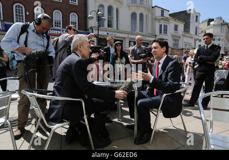 Der Gewerkschaftsführer Ed Miliband spricht nach den gestrigen Kommunalwahlen im stadtzentrum von Hastings, East Sussex, mit den Medien. Stockfoto