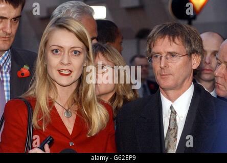 Annie Machon, die Partnerin von David Shayler, spricht mit John Wadham von Liberty vor dem Old Bailey, London, zur Presse. Der ehemalige MI5-Offizier David Shayler wurde heute zu einer Gefängnisstrafe verurteilt, nachdem er wegen Offenlegung von Sicherheitsgeheimnissen verurteilt worden war. Shayler, 36, wurde für schuldig befunden, alle drei Anklagepunkte im Old Bailey der Offenlegung von Informationen, Dokumenten und Informationen von Telefonanzapfungen nach dem Official Secrets Act. Die Staatsanwaltschaft sagte, er hätte potenziell das Leben von Geheimagenten gefährdet. Stockfoto