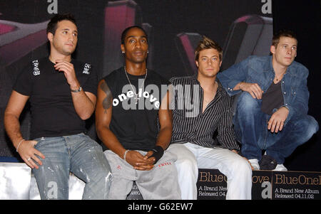 Die Popgruppe Blue, von links nach rechts; Anthony Costa, Simon Webbe, Duncan James und Lee Ryan bereiten sich darauf vor, Fans zu treffen, als sie ihr neues Album 'One Love' im HMV in der Londoner Oxford Street veröffentlichen. Stockfoto