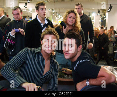 Von links nach rechts treffen Anthony Costa und Duncan James von der Popgruppe Blue auf Fans, als sie ihr neues Album 'One Love' im HMV in der Londoner Oxford Street veröffentlichen. Stockfoto