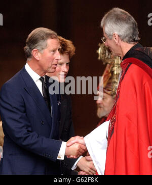 Der Prinz von Wales (links) und Prinz Harry (2. Links) verlassen die St. Paul's Cathedral in der City of London nach einem Gedenk- und Gedenkdienst. Danach trafen Prinz von Wales und Prinz Harry Verwandte der 67 britischen Opfer. Stockfoto