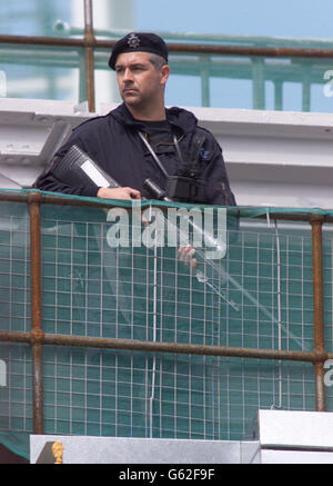 Ein bewaffneter Polizist steht während eines Gedenkdienstes in der Nähe der St. Paul's Cathedral in der City of London auf der Wache. Danach trafen Prinz von Wales und Prinz Harry Verwandte der 67 britischen Opfer. Stockfoto