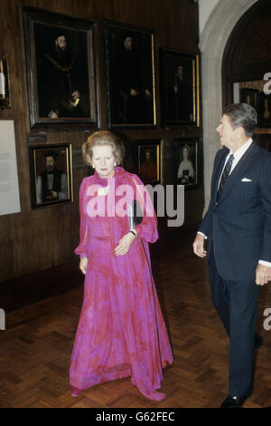 Die britische Premierministerin Margaret Thatcher und der US-Präsident Ronald Reagan bewundern während des Londoner Wirtschaftsgipfels (G7) Gemälde an den Wänden des Lancaster House. Stockfoto