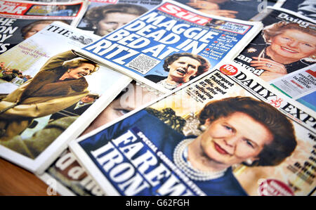 Allgemeine Ansicht der Zeitungsabdeckung vom 09/04/2013, der die Nachrichten berichtet, daß die ehemalige britische Premierministerin Baroness Margaret Thatcher nach einem Anschlag im Ritz Hotel in Zentral-London am 08/04/2013 starb. Thatcher war die erste Premierministerin Großbritanniens und die Vorsitzende der Konservativen Partei. Sie wurde dreimal gewählt, um das Vereinigte Königreich ab 1975 zu führen, bevor sie am 28. November 1990 zurücktrat. Stockfoto
