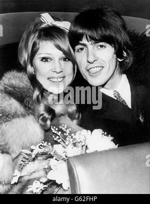 George Harrison von 'The Beatles' und seine Braut, der ehemalige Patti Boyd, 21, fahren nach ihrer Hochzeit im Epsom-Standesamt in Surrey fort. Stockfoto