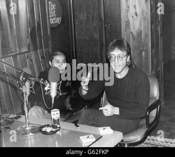 Der ehemalige Beatles-Star John Lennon saß neben seiner Frau Yoko Ono während eines Interviews mit BBC Radio One Disc Jockey Andy Peebles in New York. Der Pop-Superstar wurde gestern Abend von Mark Chapman erschossen, als er und seine Frau in ihrer New Yorker Wohnung ankamen. Stockfoto