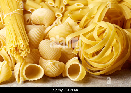 Verschiedene Arten von Nudeln auf grauem Stein Tisch Stockfoto