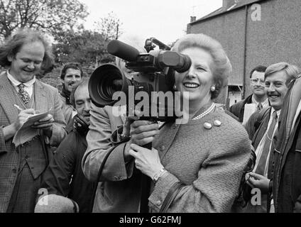 Premierministerin Margaret Thatcher, in einer unbeschwerten Stimmung am Morgen des Wahltages, indem sie eine Position hinter der Linse für einen Wechsel einnimmt. Frau Thatcher war auf einer Wahlreise durch ihren Wahlkreis Finchley. Stockfoto