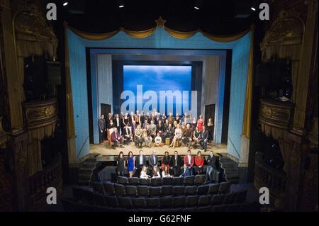 Gruppenfoto der Nominierten für die Olivier Awards 2013 mit MasterCard Gather auf der Bühne heute im Theatre Royal, Haymarket. Back Row Stage Standing L to R - Jon Morrell, Lee Curran, Nica Burns, Dawn Reid, Kyle Soller, Emma Turner, Marianela Nunez, Hattie Morahan, Stephen Boswell, Alex Gaumond, Bill Deamer, Hildegard Bechtler, Gareth Owen, Paul Chahidi, Jenny Tiramani, Adrian Sutton, Miriam Buether, Nick Payne, Toby Mitchell McLaughlin, Annette, Jacobs, Annette Alexandra Isaacs. Vordere Reihe Bühne sitzend L bis R - David Wood, Kim Poster, John Miller, Billie Piper, Elliot Davis, David Garrud, Stockfoto