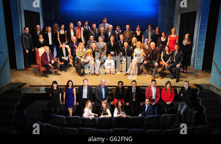 Gruppenfoto der Nominierten für die Olivier Awards 2013 mit MasterCard Gather auf der Bühne heute im Theatre Royal, Haymarket. Back Row Stage Standing L to R - Jon Morrell, Lee Curran, Nica Burns, Dawn Reid, Kyle Soller, Emma Turner, Marianela Nunez, Hattie Morahan, Stephen Boswell, Alex Gaumond, Bill Deamer, Hildegard Bechtler, Gareth Owen, Paul Chahidi, Jenny Tiramani, Adrian Sutton, Miriam Buether, Nick Payne, Toby Mitchell McLaughlin, Annette, Jacobs, Annette Alexandra Isaacs. Vordere Reihe Bühne sitzend L bis R - David Wood, Kim Poster, John Miller, Billie Piper, Elliot Davis, David Garrud, Stockfoto