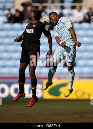 Franck Moussa von Coventry City (rechts) und Clayton Donaldson von Brentford Stockfoto