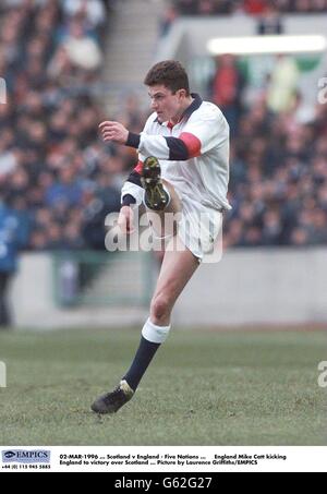 02-MÄRZ-1996 ... Schottland gegen England - fünf Nationen ... Englands Paul Grayson tritt England zum Sieg über Schottland ... Bild von Laurence Griffiths/EMPICS Stockfoto