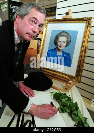 UKIP-Führer Nigel Farage unterschreibt ein Kondolenzbuch unter einem Porträt der ehemaligen Premierministerin Baroness Thatcher im Grantham Museum in ihrer Heimatstadt Grantham. Stockfoto