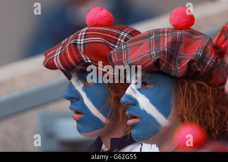 Schottland gegen England - fünf Nationen. Schottland-Fans sehen zu, wie ihre Grand-Slam-Hoffnungen verblassen. Stockfoto