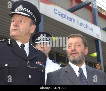 Innenminister David Blunkett (rechts) steht mit dem Metropolitan Police Commissioner Sir John Stevens während einer Fotozelle am Bahnhof Clapham Junction im Süden Londons, wo Straßenangriffe gefallen sind. *David Blunkett sagte, dass ein 67-Millionen-Projekt, das sich auf 10 wichtige Polizeikräfte verteilt, im August 2,000 weniger Raubüberfälle verursacht habe als im März - dem Monat vor Beginn der Initiative. Stockfoto