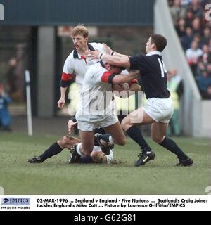 02-MAR-1996, Schottland gegen England - Five Nations, Scotland's Craig Joiner befasst sich mit Englands Mike Catt, Picture by Laurence Griffiths/EMPICS Stockfoto