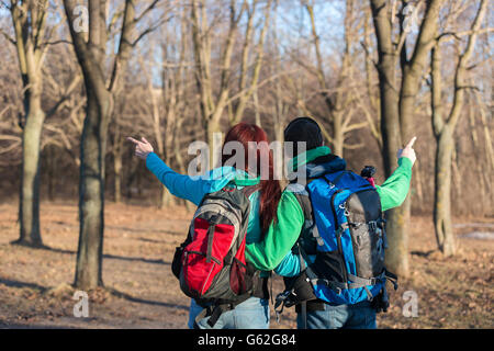 Junges Paar mit Rucksack wandern. Stockfoto