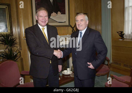 Der finnische Premierminister Paavo Lipponen (links) trifft den irischen Premierminister Bertie Ahern in seinem Büro in den Regierungsgebäuden in Dublin. Herr Lipponen besucht Dublin, um vor dem Nationalen Forum für Europa zu sprechen. Stockfoto