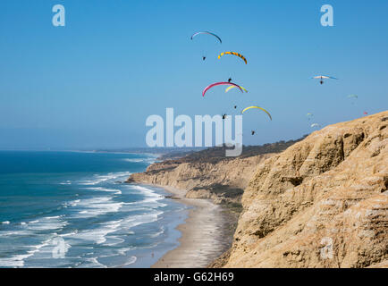 Paragliding entlang der Klippen im Torrey Pines International Glider Hafen von San Diego, CA Stockfoto