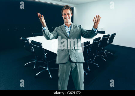 Glücklich Geschäftsmann in zeitgenössischen Konferenzraum Stockfoto