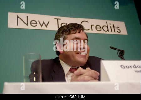 Der Schatzkanzler Gordon Brown grinst während einer Pressekonferenz in den neuen Finanzgebäuden im Zentrum von London, nachdem er eine neue Kampagne gestartet hatte, um die Menschen zu ermutigen, die neuen Steuergutschriften der Regierung zu beantragen. *Obwohl die neuen Leistungen, die in seinem Budget Anfang dieses Jahres angekündigt wurden, erst im April nächsten Jahres eingeführt werden, können die Berechtigen jetzt mit der Bewerbung beginnen. Das neue System ersetzt alle anderen bestehenden Steuergutschriften wie die Working Families Tax Credit. Stockfoto