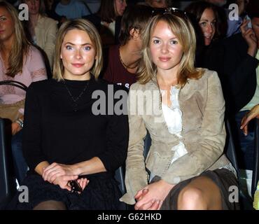 TV-Moderatorin Lisa Rogers (links) und Schauspielerin Amanda Holden während der Frühjahr/Sommer 2003-Show des Designers Scott Henshols im BFC Squaure, dem Hauptquartier des Duke of Yorks im Rahmen der London Fashion Week. Stockfoto