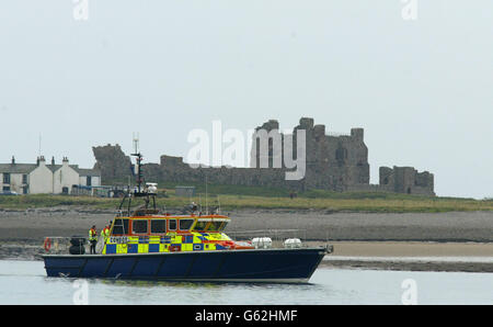 Ein Polizeiaufschuss patrouilliert den Walney Channel in der Nähe von Piel Castle in der Nähe von Barrow-in-Furness, Cumbria, bevor morgen zwei Schiffe mit radioaktivem Material für die Wiederaufbereitungsanlage Sellafield eintreffen. * EINE Flotte von bis zu 20 protestierenden Booten, angeführt von Greenpeace's Rainbow Warrior, war im Süden der Irischen See, um die Gefahren von nuklearem Material zu verdeutlichen. Stockfoto