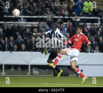 Lorenzo Melgarejo von Benfica (rechts) und Papiss Cisse von Newcastle United (links) Kampf um den Ball Stockfoto